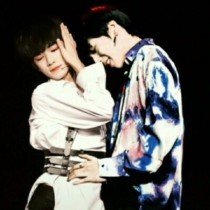 女生打扑克又喊又叫